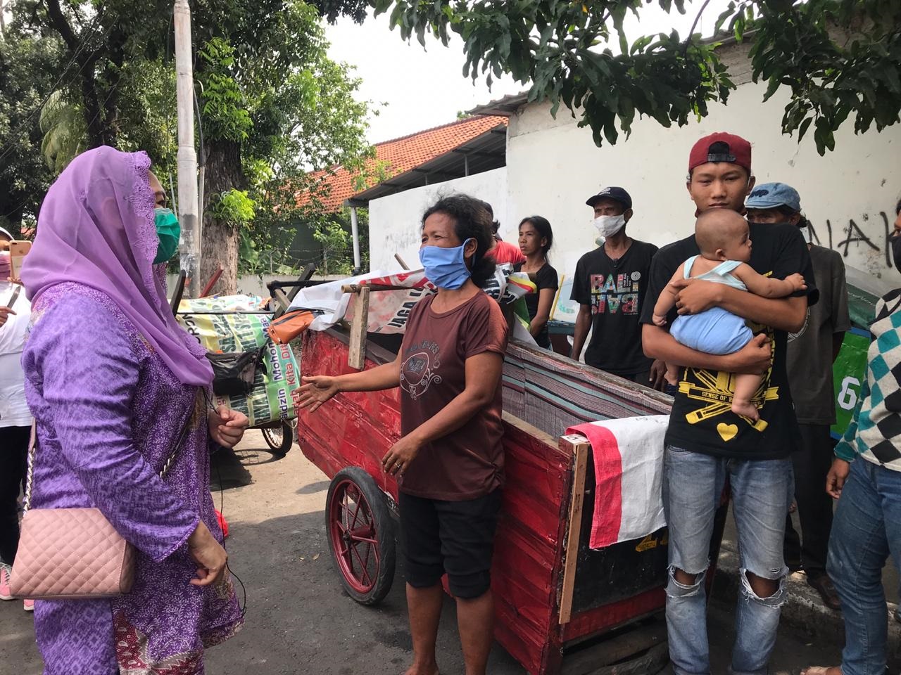 Dukung Social Distancing, Yenny Wahid dan Tim Wahid Foundation Salurkan Bantuan Langsung Kepada Keluarga Terdampak Covid-19 Agar Tetap di Rumah