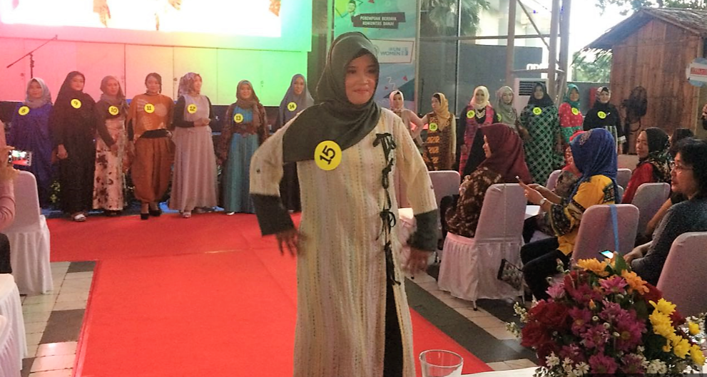 Fashion Show ala Wahid Foundation: Kala Emak-Emak Taklukkan Catwalk