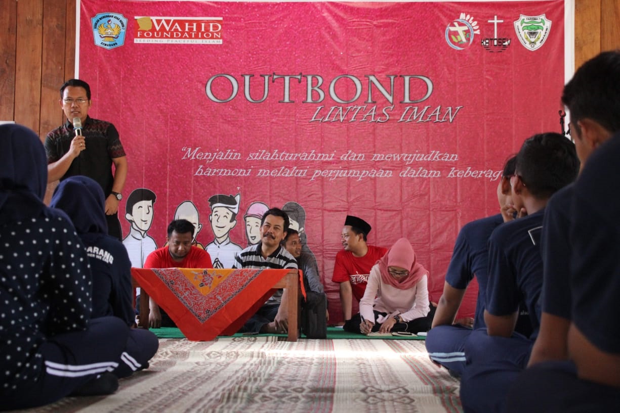 Perkuat Toleransi, SMAN 7 Semarang Ajak Siswa Outbond Lintas Iman